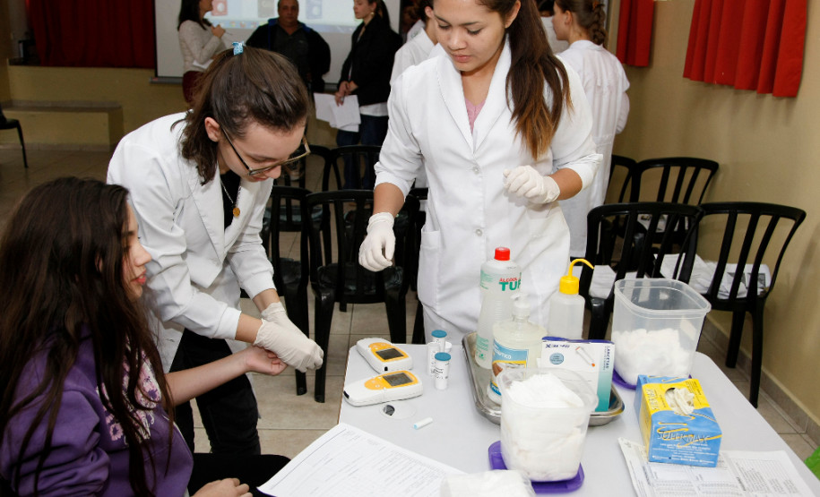 Atendimento a estudantes com restrições alimentares Colégio Estadual Costa Viana em São José dos Pinhais, coleta de dados dos alunos em parceria com a PUC e UFPR para catalogar estudantes com restrições alimentares causadas por doença celíaca, diabetes e intolerância à lactose. Na foto a aluna Hemely Kelin Furtado. 06-02-15.