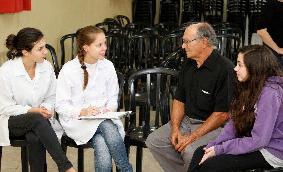 Atendimento a estudantes com restrições alimentares Colégio Estadual Costa Viana em São José dos Pinhais, coleta de dados dos alunos em parceria com a PUC e UFPR para catalogar estudantes com restrições alimentares causadas por doença celíaca, diabetes e intolerância à lactose. Na foto a aluna Hemely Kelin Furtado e o pai Aurelio Furtado. 06-02-15.