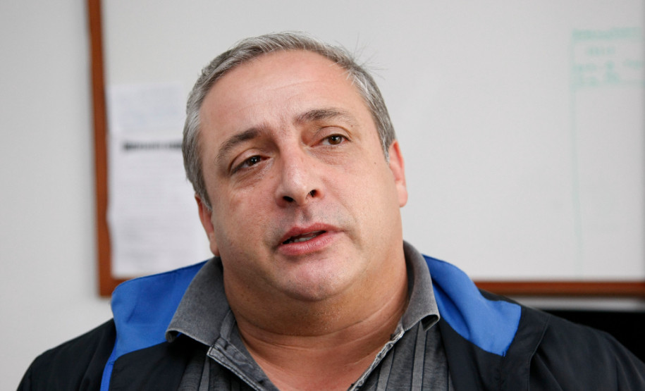 Atendimento a estudantes com restrições alimentares Colégio Estadual Costa Viana em São José dos Pinhais, coleta de dados dos alunos em parceria com a PUC e UFPR para catalogar estudantes com restrições alimentares causadas por doença celíaca, diabetes e intolerância à lactose, na foto o diretor Ronaldo Pazinatto. 06-02-15.