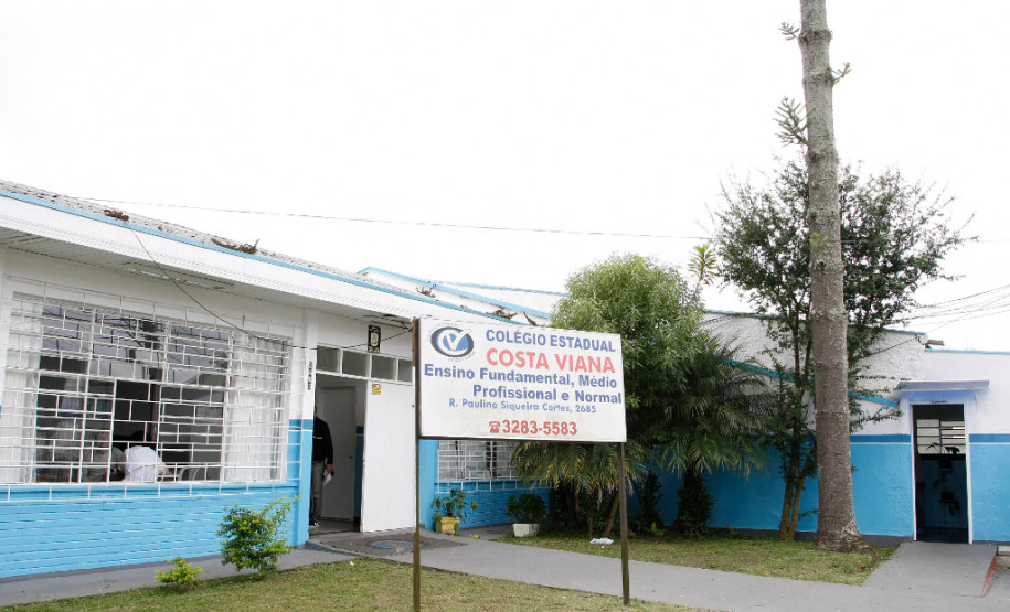 Atendimento a estudantes com restrições alimentares Colégio Estadual Costa Viana em São José dos Pinhais, coleta de dados dos alunos em parceria com a PUC e UFPR para catalogar estudantes com restrições alimentares causadas por doença celíaca, diabetes e intolerância à lactose. 06-02-15.