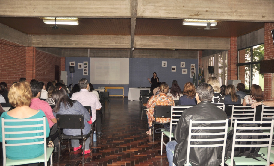 Cerca de 140 diretores, pedagogos e professores se reuniram nesta terça-feira (14), em Curitiba, para debater as propostas do Programa de Aceleração de Estudos – iniciativa da Secretaria de Estado da Educação para garantir que alunos que não estão no ano escolar compatível com a sua idade tenham sucesso nos estudos. Outras três etapas desse encontro estão previstas para 2015.