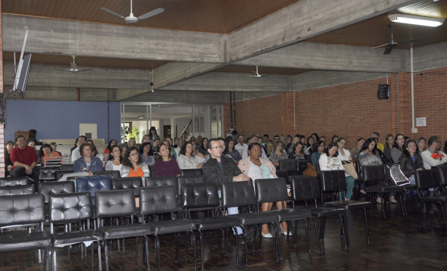 Cerca de 140 diretores, pedagogos e professores se reuniram nesta terça-feira (14), em Curitiba, para debater as propostas do Programa de Aceleração de Estudos – iniciativa da Secretaria de Estado da Educação para garantir que alunos que não estão no ano escolar compatível com a sua idade tenham sucesso nos estudos. Outras três etapas desse encontro estão previstas para 2015.