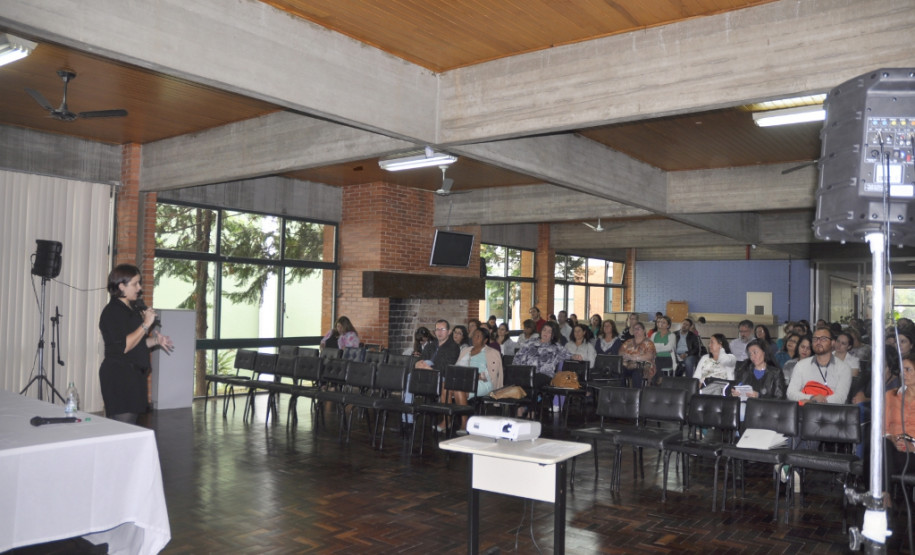 Cerca de 140 diretores, pedagogos e professores se reuniram nesta terça-feira (14), em Curitiba, para debater as propostas do Programa de Aceleração de Estudos – iniciativa da Secretaria de Estado da Educação para garantir que alunos que não estão no ano escolar compatível com a sua idade tenham sucesso nos estudos. Outras três etapas desse encontro estão previstas para 2015.