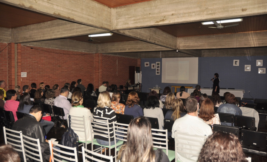 Cerca de 140 diretores, pedagogos e professores se reuniram nesta terça-feira (14), em Curitiba, para debater as propostas do Programa de Aceleração de Estudos – iniciativa da Secretaria de Estado da Educação para garantir que alunos que não estão no ano escolar compatível com a sua idade tenham sucesso nos estudos. Outras três etapas desse encontro estão previstas para 2015.