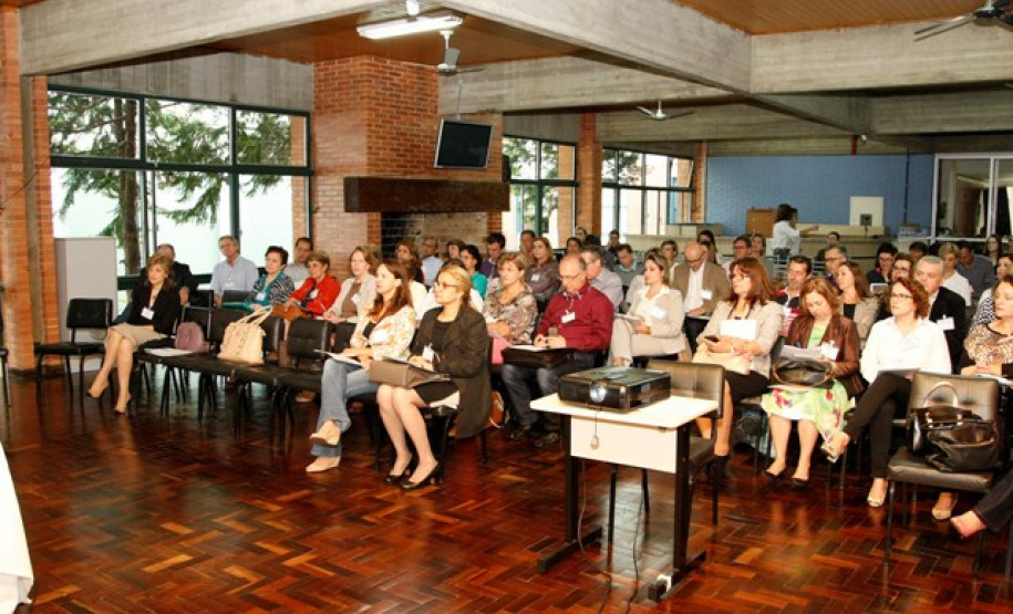 Representantes da Seed e chefias de regionais se reúnem em Curitiba O Plano Estadual de Educação do Paraná (PEE-PR) foi apresentado durante reunião realizada em Curitiba aos chefes e assistentes dos Núcleos Regionais de Educação do Paraná.