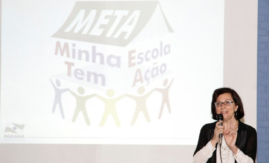 Representantes da Seed e chefias de regionais se reúnem em Curitiba Durante a reunião também foi apresentado, pela superintendente Ana Seres, o Programa Meta (Minha Escola Tem Ação), que tem como objetivos fortalecer a gestão escolar, visando à melhoria da qualidade do ensino da educação básica, e reduzir as taxas de abandono, reprovação, aprovação por conselho de classe e distorção idade-série.