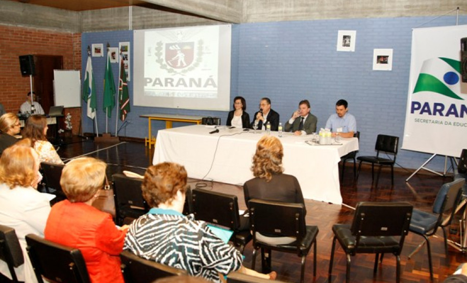 Representantes da Seed e chefias de regionais se reúnem em Curitiba Evento serviu para apresentar Plano Estadual de Educação que deverá estar pronto para ser analisado pelo Poder Legislativo até junho.