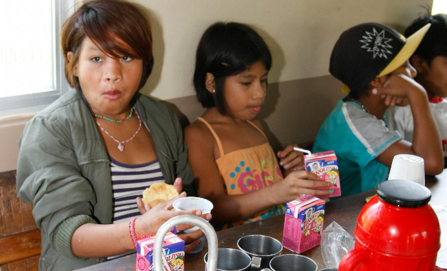 Ilha da Cotinga em Paranaguá, alunos indigenas em nova escola estadual com merenda escolar. 25-11-13.