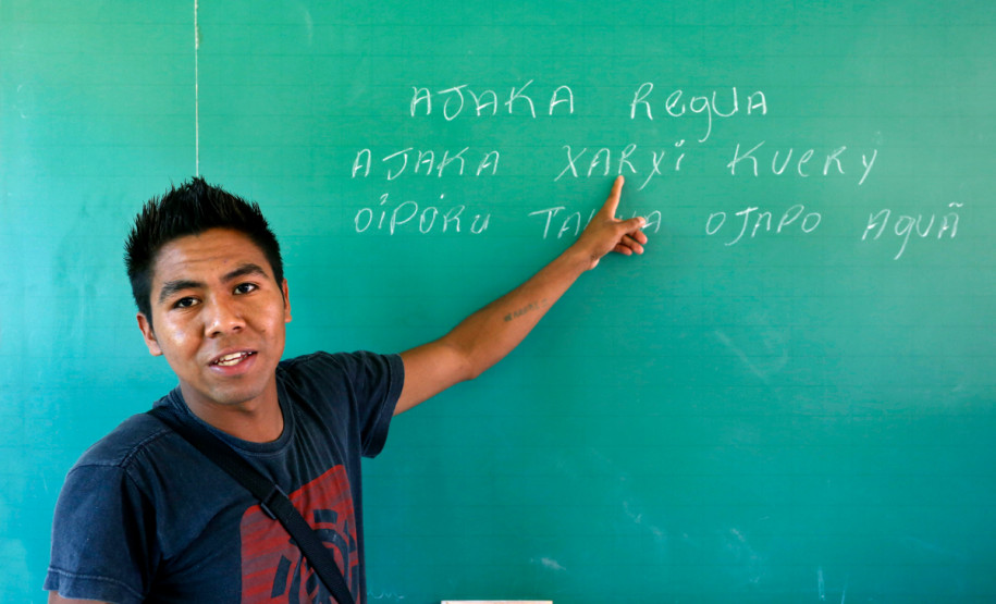 Escola indígena Cacique Koféj, em São Jerônimo da Serra. Marcelo Uchavera Vargas, professor de Guaraní.
São Jerônimo da Serra, 14-03-14.