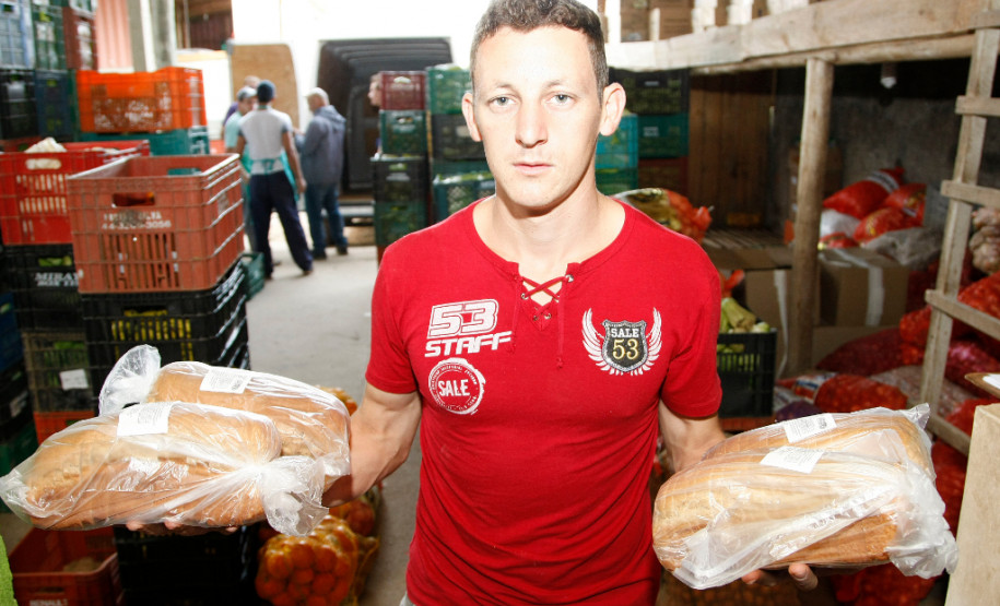 Agricultura familiar garante merenda nas escolas Secretaria de Estado da Educação do Paraná, Cooperativa AOPA de agricultura familiar, agricultores separam alimentos para entrega nas escolas, na foto o agricultor Antonio Augusto. 14-04-15.
