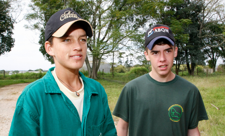 Agricultura familiar garante merenda nas escolas Secretaria de Estado da Educação do Paraná, Cooperativa AOPA de agricultura familiar, agricultores separam alimentos para entrega nas escolas, CEEP Newton Freire em Pinhais, na foto os alunos Gabriel Rodrigues e Pedro Henrique Kuroski. 14-04-15.
