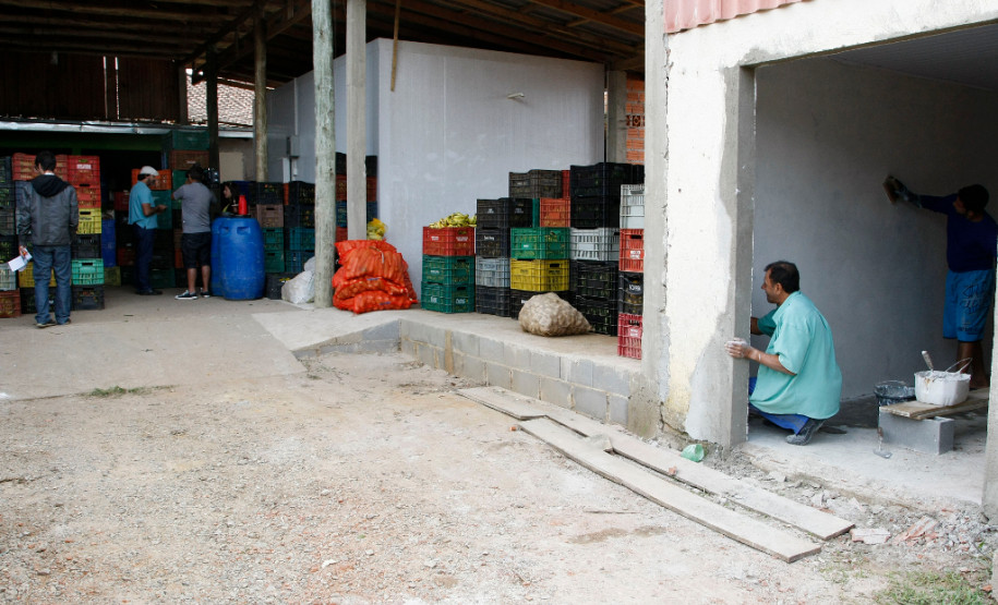 Agricultura familiar garante merenda nas escolas Secretaria de Estado da Educação do Paraná, Cooperativa AOPA de agricultura familiar, agricultores separam alimentos para entrega nas escolas. 14-04-15.