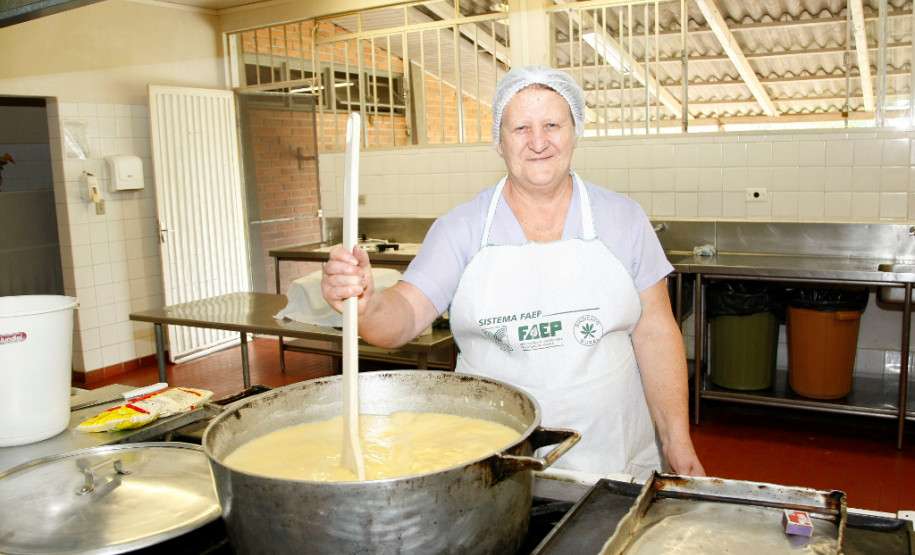 Agricultura familiar garante merenda nas escolas Secretaria de Estado da Educação do Paraná, Cooperativa AOPA de agricultura familiar, agricultores separam alimentos para entrega nas escolas, CEEP Newton Freire em Pinhais. 14-04-15.