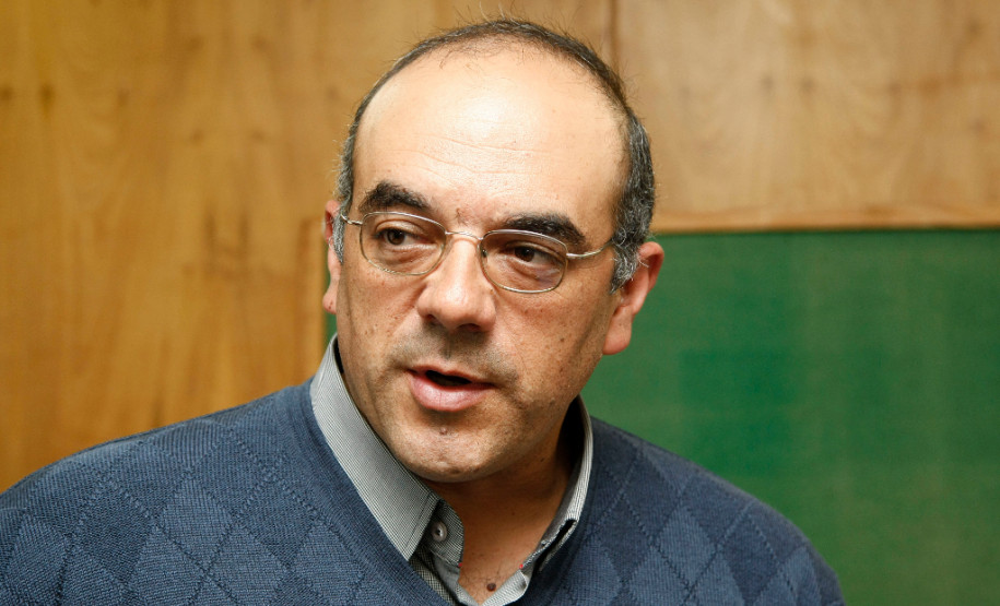 Uma vez por semana as escolas da rede estadual, Apaes e unidades conveniadas recebem frutas, verduras, hortaliças, panificados, polpas de frutas, sucos e geleias direto do produtor. “Hoje os alunos consomem alimentos mais nutritivos e variados. São duas ou três variedades de frutas diariamente, além de verduras e hortaliças frescas”, destacou Edson Blum, diretor do Centro Estadual de Educação Profissional Newton Freire Maia, em Pinhais, na Região Metropolitana de Curitiba. 23-04-15.