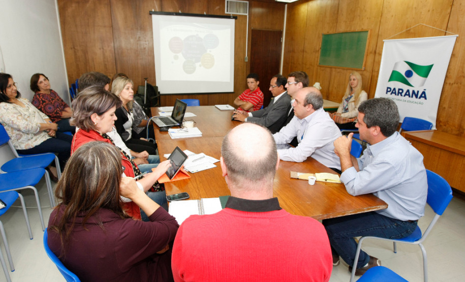 O sistema eletrônico usado pela Secretaria de Estado da Educação para compra e controle dos alimentos da agricultura familiar será implantado em outros Estados. O modelo foi apresentado nesta quinta-feira (23) para representantes da Fundação Banco do Brasil e será levado para outros órgãos educacionais, agricultores e setores público e privado do País. 23-04-15.