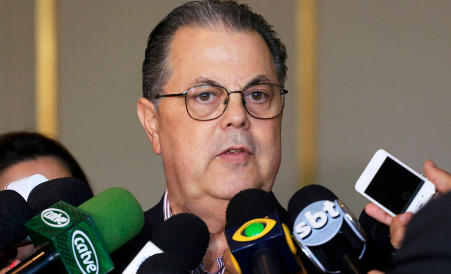 Greve atrapalha alunos e Estado confirma desconto nos salários dos professores que aderiram à greve NREs estão orientados a repassar à Secretaria da Educação a relação completa dos profissionais que aderiram à greve. A adesão média é de 60%.