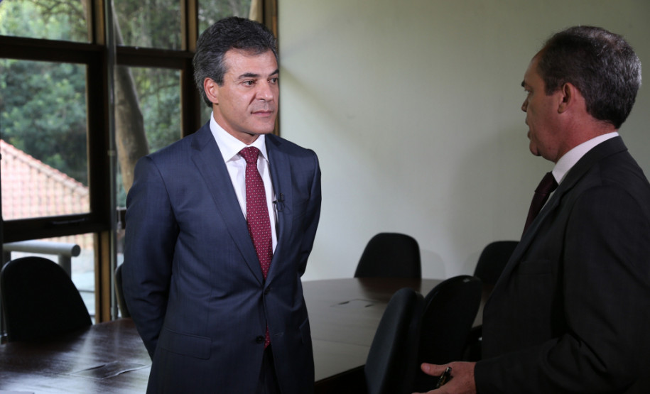 O governador Beto Richa afirmou nesta terça-feira (28) não ter dúvida alguma de que há motivação política na greve dos professores. “Não há justificativa para a paralisação dos professores”, afirmou Richa. “O que há é uma instrumentalização deste movimento por partidos políticos, pela CUT, pela APP-Sindicato, que é um braço sindical do PT e que querem o confronto e o desgaste político do governo porque são meus adversários”, disse ele.