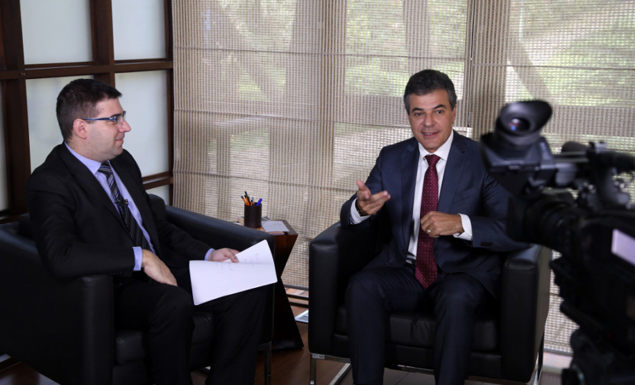 O governador Beto Richa afirmou nesta terça-feira (28) não ter dúvida alguma de que há motivação política na greve dos professores. “Não há justificativa para a paralisação dos professores”, afirmou Richa. “O que há é uma instrumentalização deste movimento por partidos políticos, pela CUT, pela APP-Sindicato, que é um braço sindical do PT e que querem o confronto e o desgaste político do governo porque são meus adversários”, disse ele.