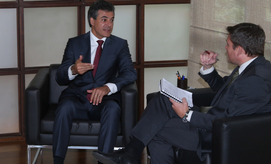 O governador Beto Richa afirmou nesta terça-feira (28) não ter dúvida alguma de que há motivação política na greve dos professores. “Não há justificativa para a paralisação dos professores”, afirmou Richa. “O que há é uma instrumentalização deste movimento por partidos políticos, pela CUT, pela APP-Sindicato, que é um braço sindical do PT e que querem o confronto e o desgaste político do governo porque são meus adversários”, disse ele.