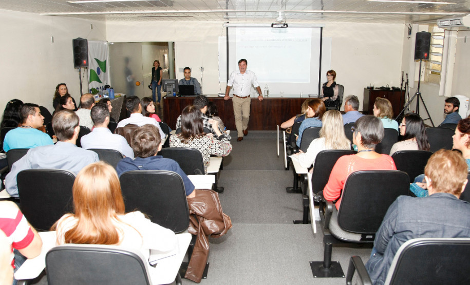 Coordenadores técnicos financeiros dos 32 NREs participaram de reunião sobre a gestão dos recursos repassados às escolas estaduais.