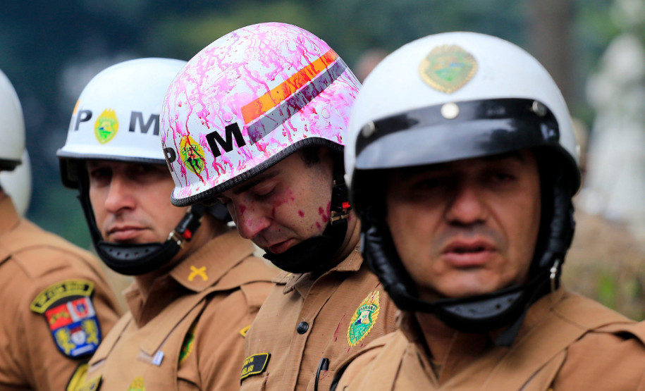 Governador lamenta incidentes provocados pelos black blocs Os confrontos foram causados por militantes black blocs que, infiltrados no movimento, atacaram os soldados da Polícia Militar que protegiam a Assembleia Legislativa.