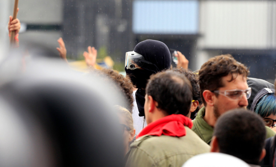 Governador lamenta incidentes provocados pelos black blocs Os confrontos foram causados por militantes black blocs que, infiltrados no movimento, atacaram os soldados da Polícia Militar que protegiam a Assembleia Legislativa.