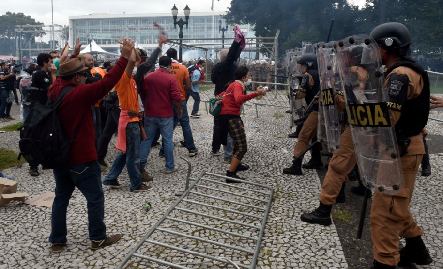 Os confrontos foram causados por militantes black blocs que, infiltrados no movimento, atacaram os soldados da Polícia Militar que protegiam a Assembleia Legislativa.