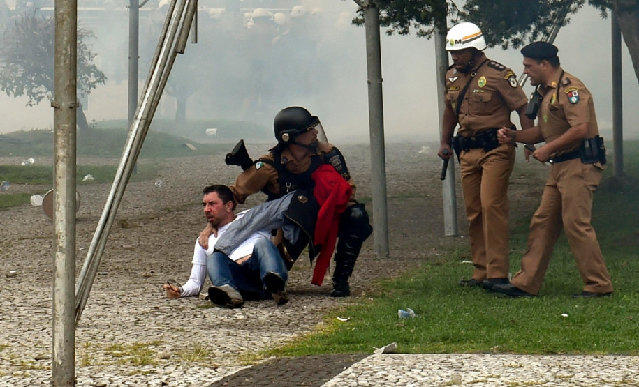Os confrontos foram causados por militantes black blocs que, infiltrados no movimento, atacaram os soldados da Polícia Militar que protegiam a Assembleia Legislativa.