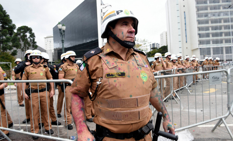 Os confrontos foram causados por militantes black blocs que, infiltrados no movimento, atacaram os soldados da Polícia Militar que protegiam a Assembleia Legislativa.