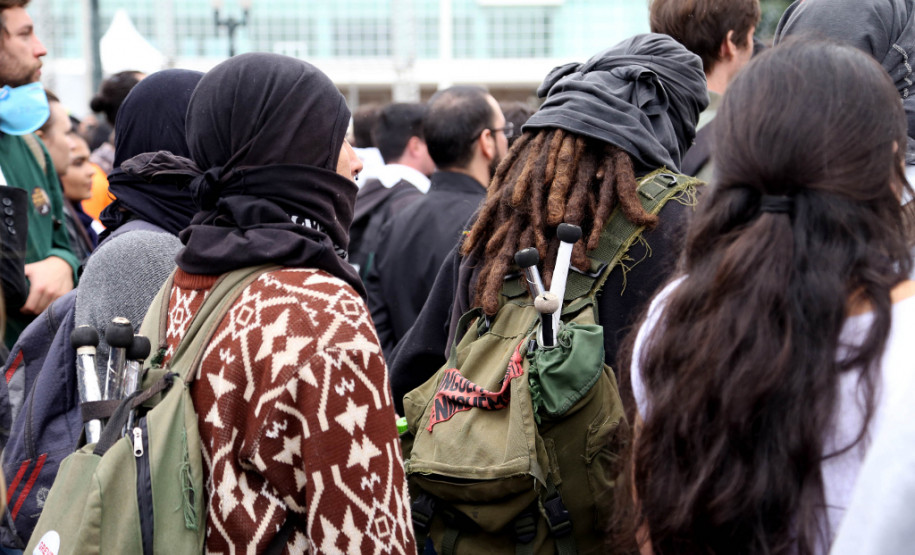 Os confrontos foram causados por militantes black blocs que, infiltrados no movimento, atacaram os soldados da Polícia Militar que protegiam a Assembleia Legislativa.
