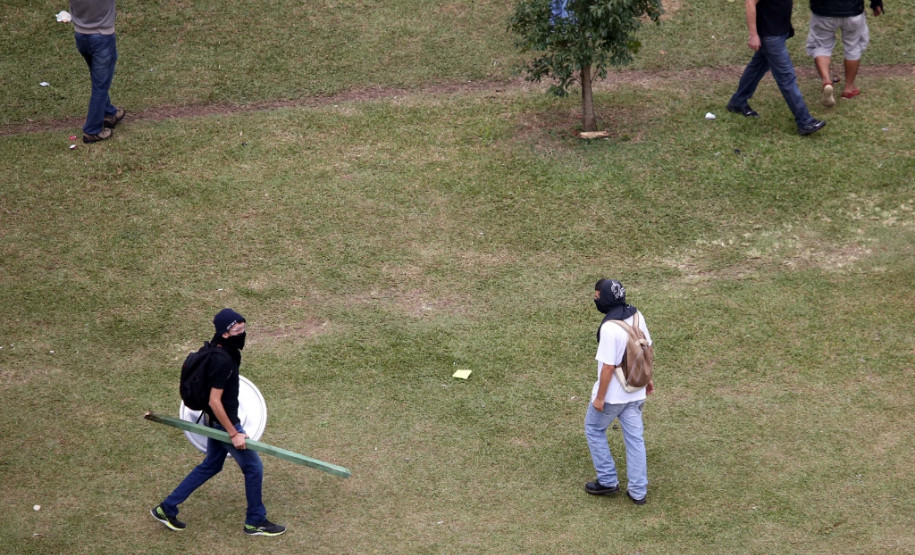 Os confrontos foram causados por militantes black blocs que, infiltrados no movimento, atacaram os soldados da Polícia Militar que protegiam a Assembleia Legislativa.
