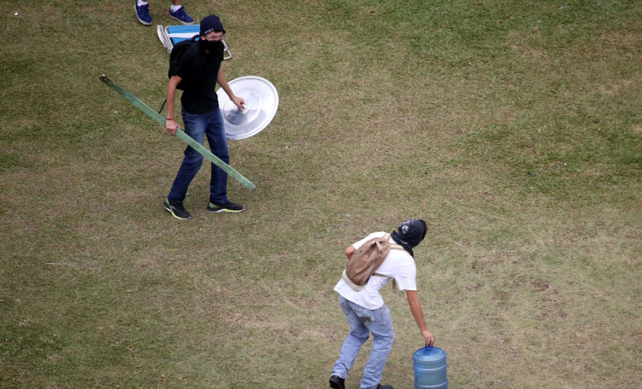Os confrontos foram causados por militantes black blocs que, infiltrados no movimento, atacaram os soldados da Polícia Militar que protegiam a Assembleia Legislativa.