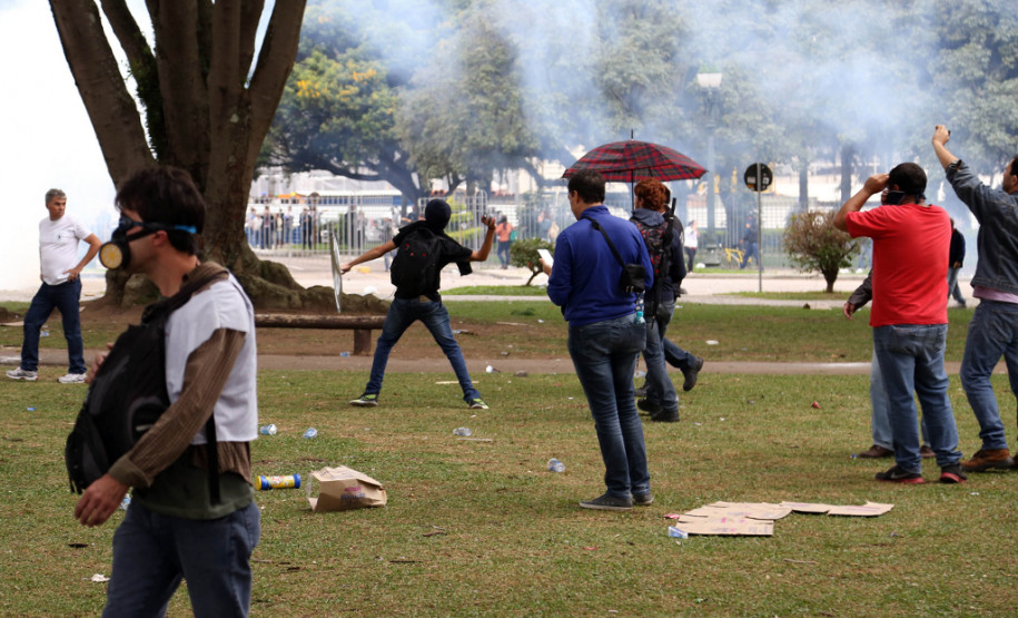Os confrontos foram causados por militantes black blocs que, infiltrados no movimento, atacaram os soldados da Polícia Militar que protegiam a Assembleia Legislativa.