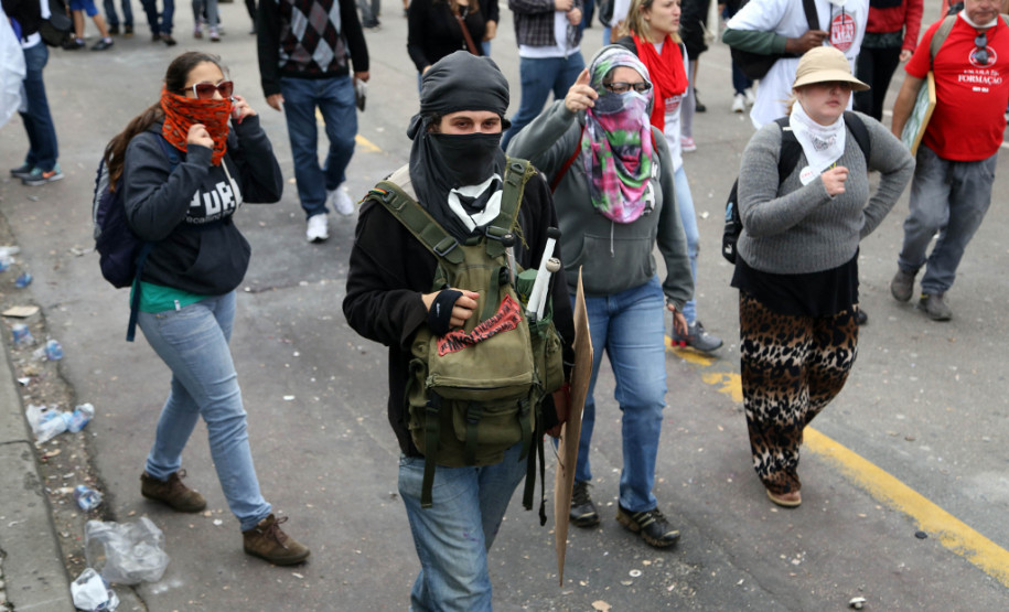 Os confrontos foram causados por militantes black blocs que, infiltrados no movimento, atacaram os soldados da Polícia Militar que protegiam a Assembleia Legislativa.