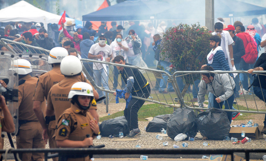 Os confrontos foram causados por militantes black blocs que, infiltrados no movimento, atacaram os soldados da Polícia Militar que protegiam a Assembleia Legislativa.