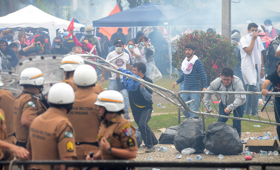 Os confrontos foram causados por militantes black blocs que, infiltrados no movimento, atacaram os soldados da Polícia Militar que protegiam a Assembleia Legislativa.