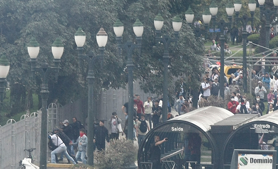 Governador lamenta incidentes provocados pelos black blocs Os confrontos foram causados por militantes black blocs que, infiltrados no movimento, atacaram os soldados da Polícia Militar que protegiam a Assembleia Legislativa.