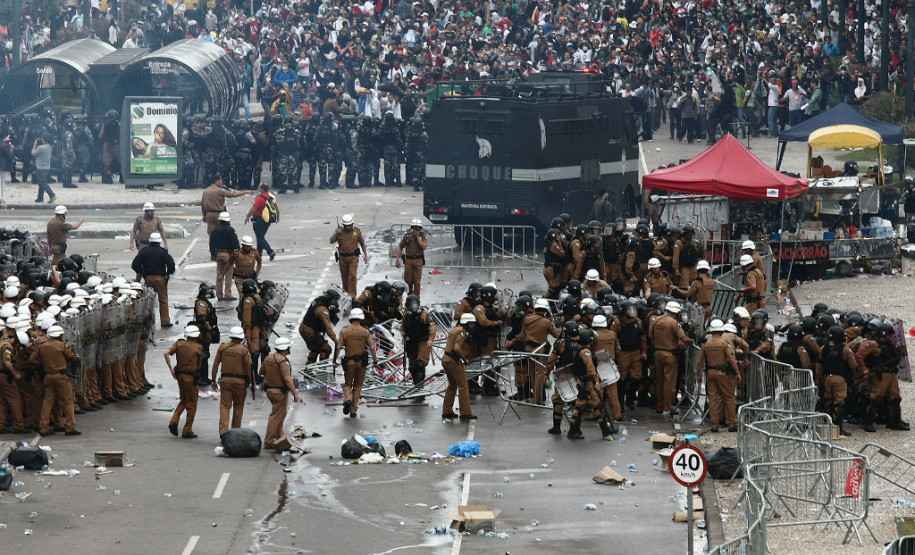 Governador lamenta incidentes provocados pelos black blocs Os confrontos foram causados por militantes black blocs que, infiltrados no movimento, atacaram os soldados da Polícia Militar que protegiam a Assembleia Legislativa.