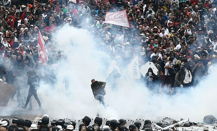 Governador lamenta incidentes provocados pelos black blocs Os confrontos foram causados por militantes black blocs que, infiltrados no movimento, atacaram os soldados da Polícia Militar que protegiam a Assembleia Legislativa.