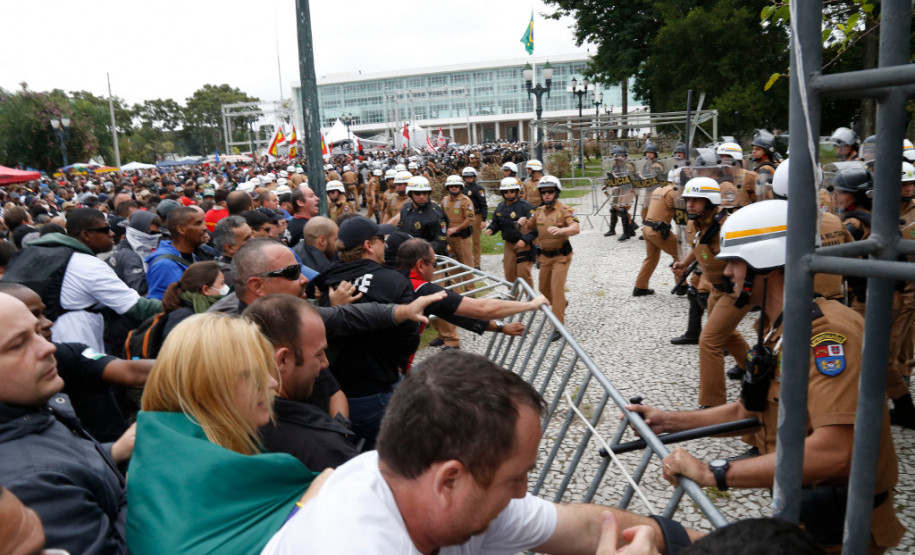 Os confrontos foram causados por militantes black blocs que, infiltrados no movimento, atacaram os soldados da Polícia Militar que protegiam a Assembleia Legislativa.