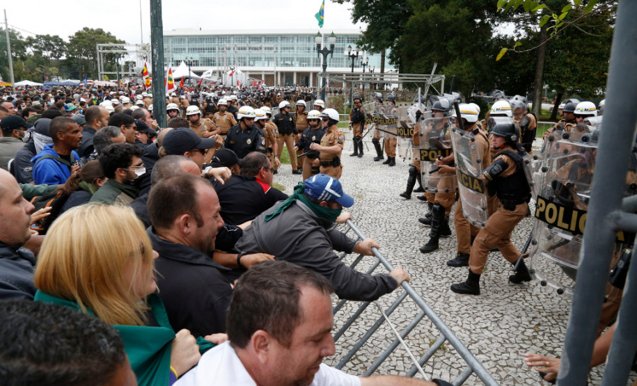 Os confrontos foram causados por militantes black blocs que, infiltrados no movimento, atacaram os soldados da Polícia Militar que protegiam a Assembleia Legislativa.