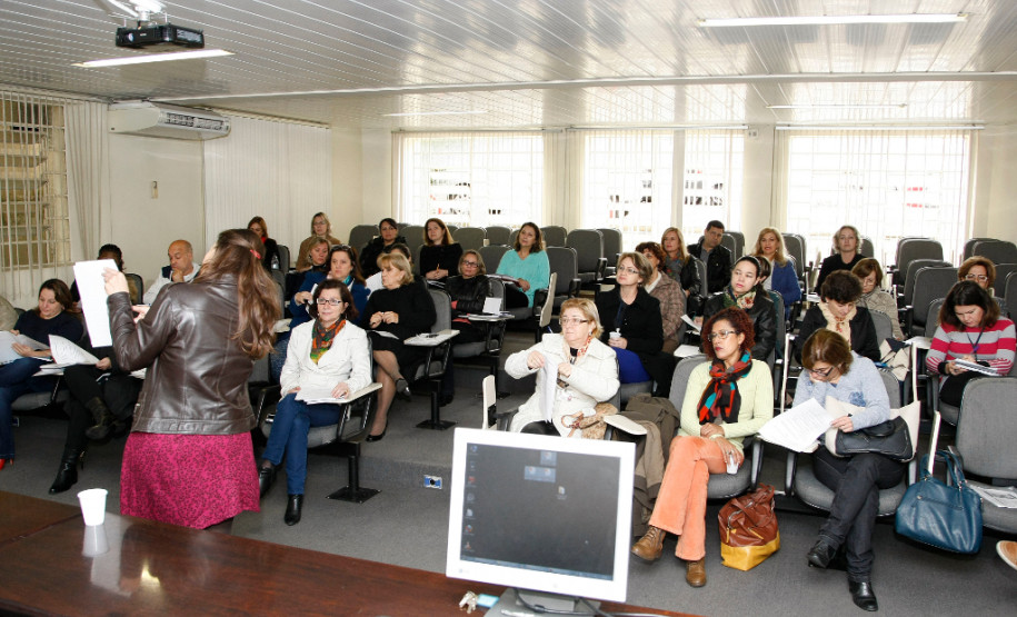 As propostas para o programa Minha Escola Tem Ação (Meta) foram discutidas nesta quinta-feira (30), em Curitiba, durante reunião técnica realizada pela Secretaria de Estado da Educação. O evento serve de preparação para um encontro de orientação com os coordenadores pedagógicos dos 32 Núcleos Regionais de Educação, marcado para a próxima semana.
