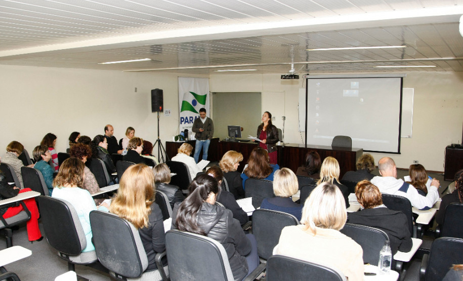 As propostas para o programa Minha Escola Tem Ação (Meta) foram discutidas nesta quinta-feira (30), em Curitiba, durante reunião técnica realizada pela Secretaria de Estado da Educação. O evento serve de preparação para um encontro de orientação com os coordenadores pedagógicos dos 32 Núcleos Regionais de Educação, marcado para a próxima semana.