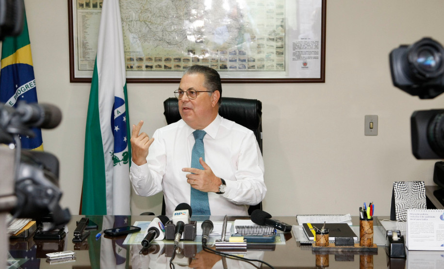 Secretário alerta para prejuízos a um milhão de estudantes Conforme a duração da nova greve dos professores, o calendário escolar poderá sofrer perdas irreparáveis. Paralisação também afeta transporte e merenda.