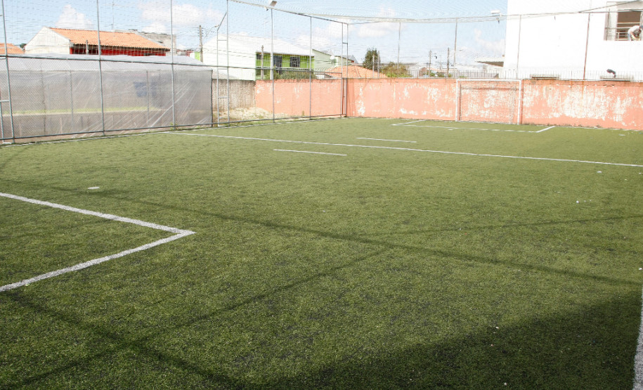 Horta hidropônica é ferramenta de ensino em colégio Colégio Estadual Teobaldo Leonardo Kletemberg, no bairro Novo Mundo, em Curitiba. 28-04-15.