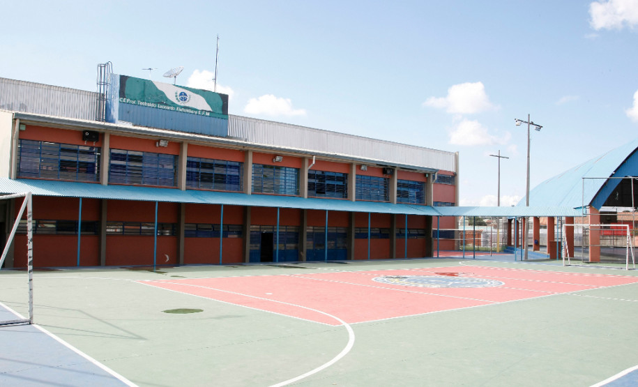 Horta hidropônica é ferramenta de ensino em colégio Colégio Estadual Teobaldo Leonardo Kletemberg, no bairro Novo Mundo, em Curitiba. 28-04-15.