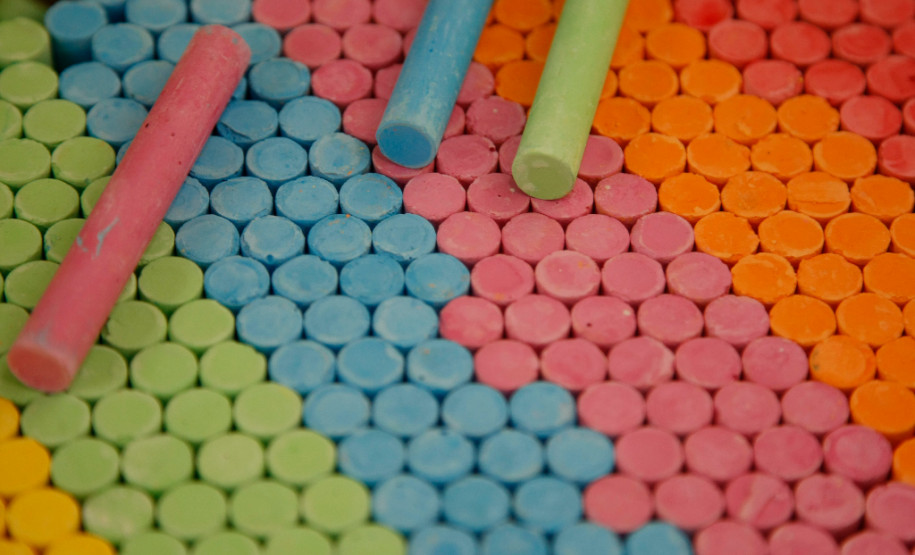 Manutenção da greve prejudica ainda mais o calendário escolar As faltas, além de serem descontadas do salário, geram diversos prejuízos à carreira dos professores. Com apenas uma falta, por exemplo, já há prejuízo na progressão da carreira.