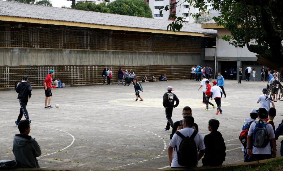 Obras de reformas e ampliacões no colégio Estadual Padre João Wilinski, professora Claudia. 06-04-15.