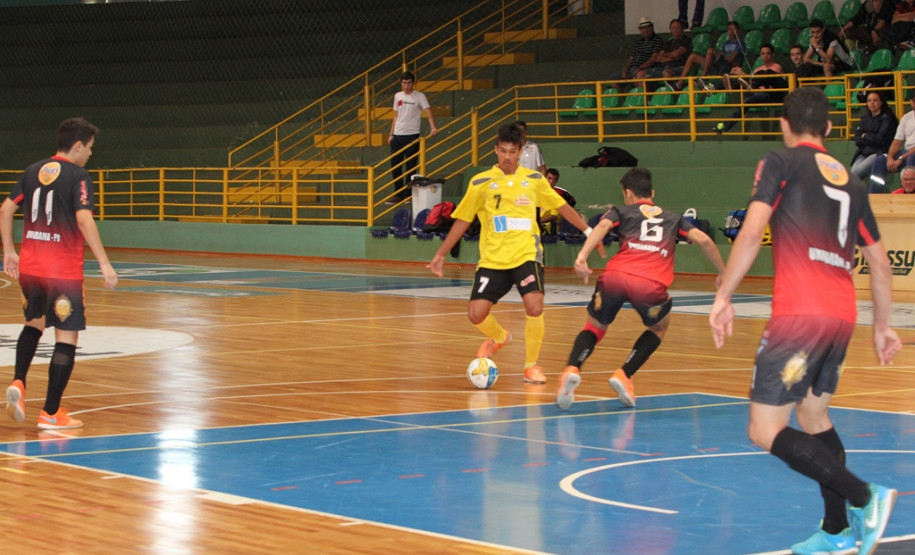 Jogos Escolares reúnem mais de 80 mil estudantes Mais de 80 mil estudantes, do ensino fundamental e médio, participarão da fase regional dos 62ª edição dos Jogos Escolares do Paraná (JEPs), que começa nesta sexta-feira (8). Considerada a maior competição estudantil da América Latina, os JEPs acontecem em 30 municípios do Estado e são realizados em parceria pelas secretarias estaduais da Educação e do Esporte e do Turismo.