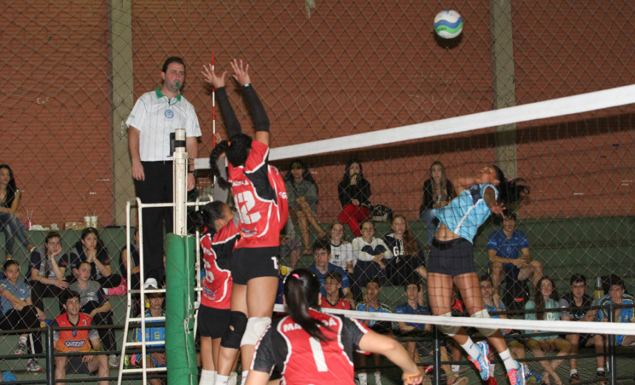 Jogos Escolares reúnem mais de 80 mil estudantes Mais de 80 mil estudantes, do ensino fundamental e médio, participarão da fase regional dos 62ª edição dos Jogos Escolares do Paraná (JEPs), que começa nesta sexta-feira (8). Considerada a maior competição estudantil da América Latina, os JEPs acontecem em 30 municípios do Estado e são realizados em parceria pelas secretarias estaduais da Educação e do Esporte e do Turismo.